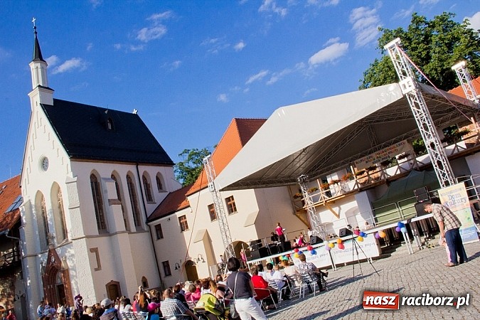 Zdjęcie w galerii na portalu naszraciborz.pl: Wychowankowie MDK na zamkowej scenie wiadomości z regionu