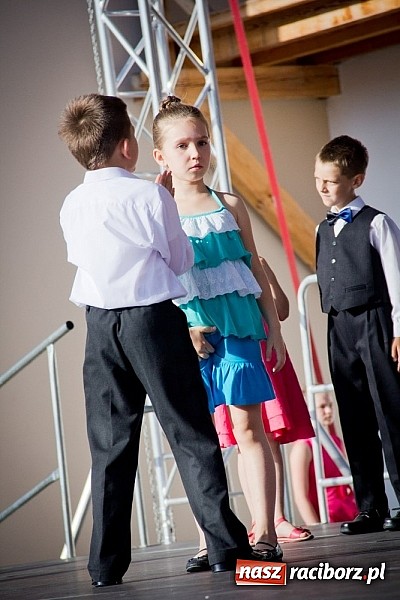 Zdjęcie w galerii na portalu naszraciborz.pl: Wychowankowie MDK na zamkowej scenie wiadomości z regionu