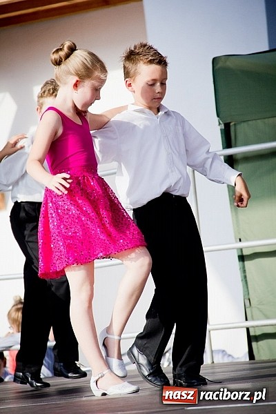 Zdjęcie w galerii na portalu naszraciborz.pl: Wychowankowie MDK na zamkowej scenie wiadomości z regionu