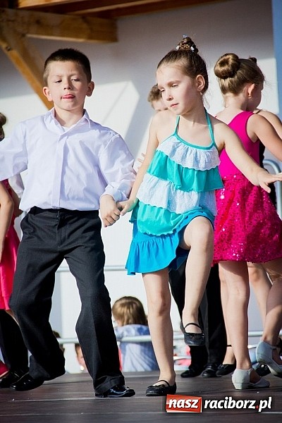 Zdjęcie w galerii na portalu naszraciborz.pl: Wychowankowie MDK na zamkowej scenie wiadomości z regionu