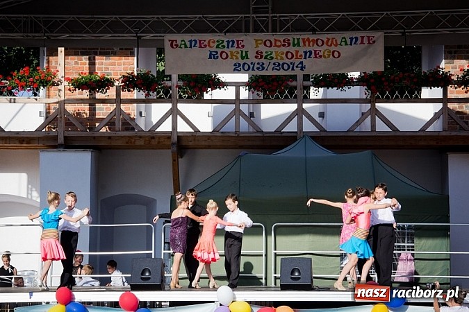 Zdjęcie w galerii na portalu naszraciborz.pl: Wychowankowie MDK na zamkowej scenie wiadomości z regionu