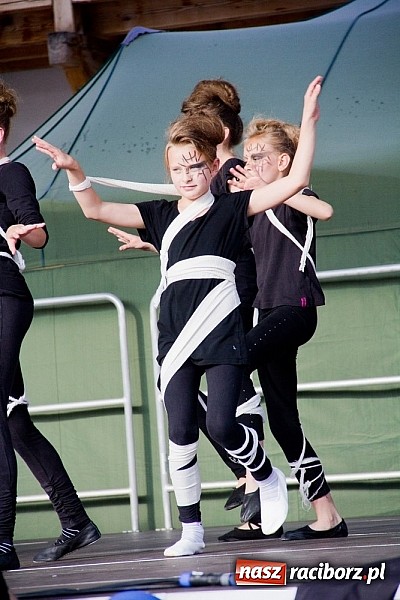 Zdjęcie w galerii na portalu naszraciborz.pl: Wychowankowie MDK na zamkowej scenie wiadomości z regionu