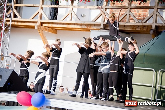 Zdjęcie w galerii na portalu naszraciborz.pl: Wychowankowie MDK na zamkowej scenie wiadomości z regionu