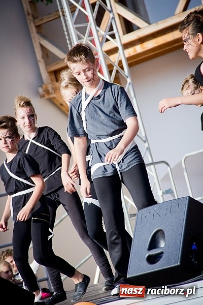 Zdjęcie w galerii na portalu naszraciborz.pl: Wychowankowie MDK na zamkowej scenie wiadomości z regionu