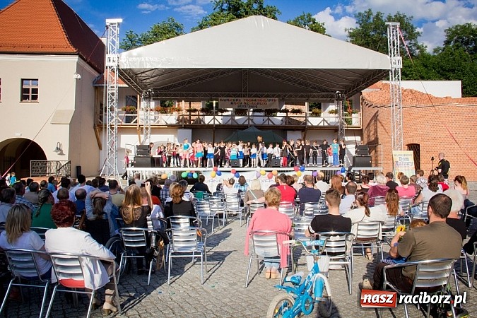 Zdjęcie w galerii na portalu naszraciborz.pl: Wychowankowie MDK na zamkowej scenie wiadomości z regionu