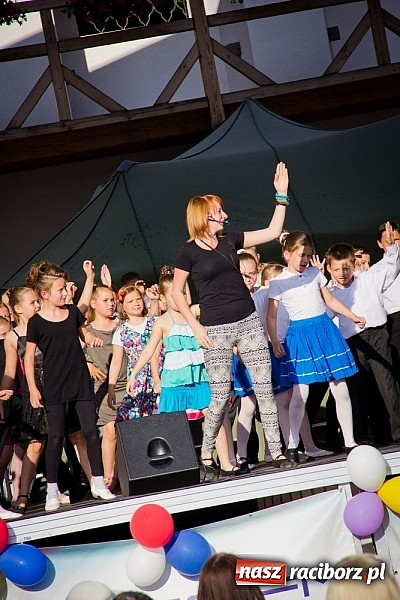 Zdjęcie w galerii na portalu naszraciborz.pl: Wychowankowie MDK na zamkowej scenie wiadomości z regionu