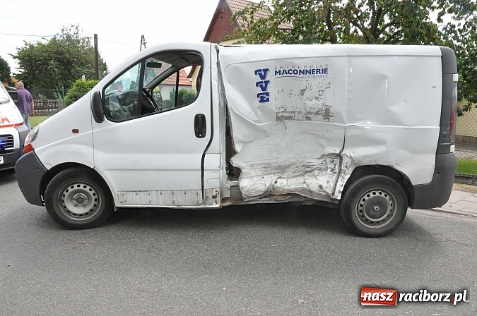 Zdjęcie w galerii na portalu naszraciborz.pl: Jeep i dostawcze renault zderzyły się na Ocickiej wiadomości z regionu