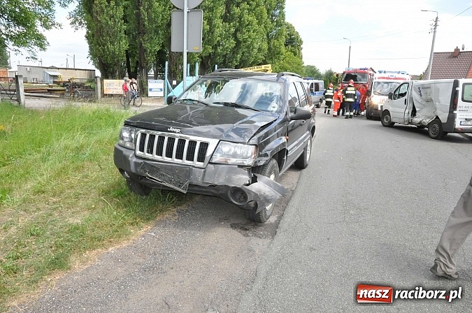 Zdjęcie w galerii na portalu naszraciborz.pl: Jeep i dostawcze renault zderzyły się na Ocickiej wiadomości z regionu