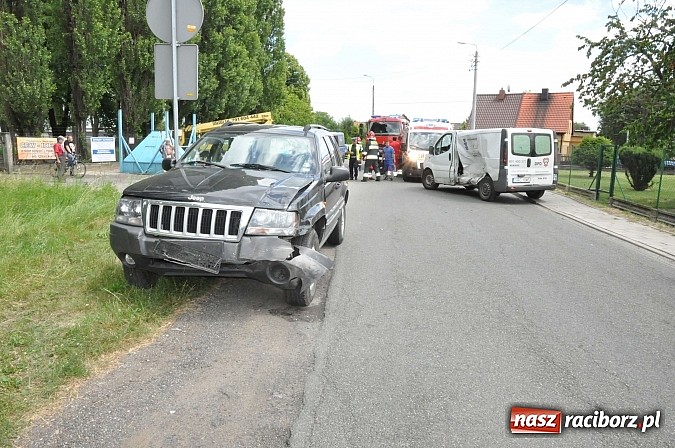 Zdjęcie w galerii na portalu naszraciborz.pl: Jeep i dostawcze renault zderzyły się na Ocickiej wiadomości z regionu