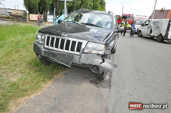 Zdjęcie w galerii na portalu naszraciborz.pl: Jeep i dostawcze renault zderzyły się na Ocickiej wiadomości z regionu