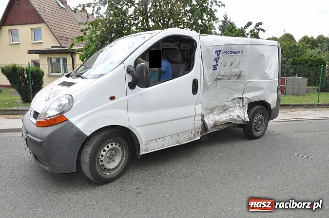 Zdjęcie w galerii na portalu naszraciborz.pl: Jeep i dostawcze renault zderzyły się na Ocickiej wiadomości z regionu