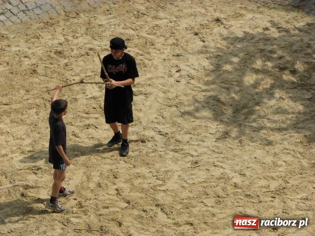 Zdjęcie w galerii na portalu naszraciborz.pl: Place zabaw, że pożal się Boże wiadomości z regionu