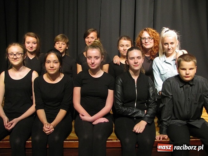 Zdjęcie w galerii na portalu naszraciborz.pl: Aktorzy z MDK po kolejnej premierze wiadomości z regionu