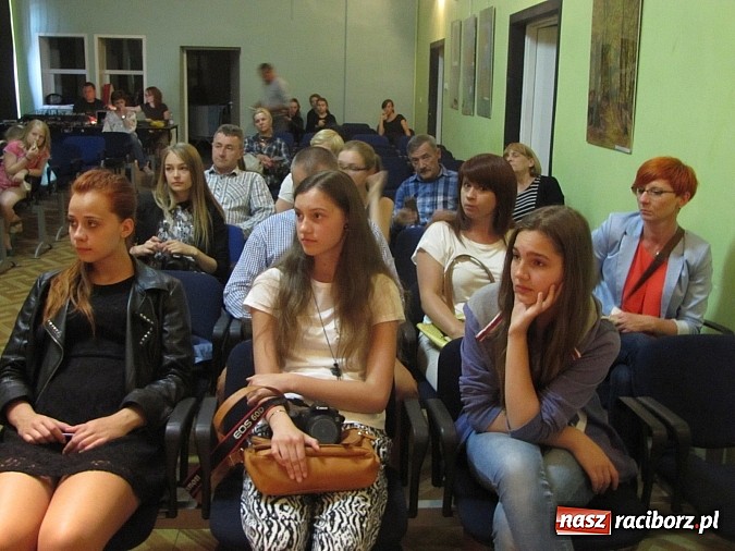 Zdjęcie w galerii na portalu naszraciborz.pl: Aktorzy z MDK po kolejnej premierze wiadomości z regionu