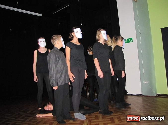 Zdjęcie w galerii na portalu naszraciborz.pl: Aktorzy z MDK po kolejnej premierze wiadomości z regionu