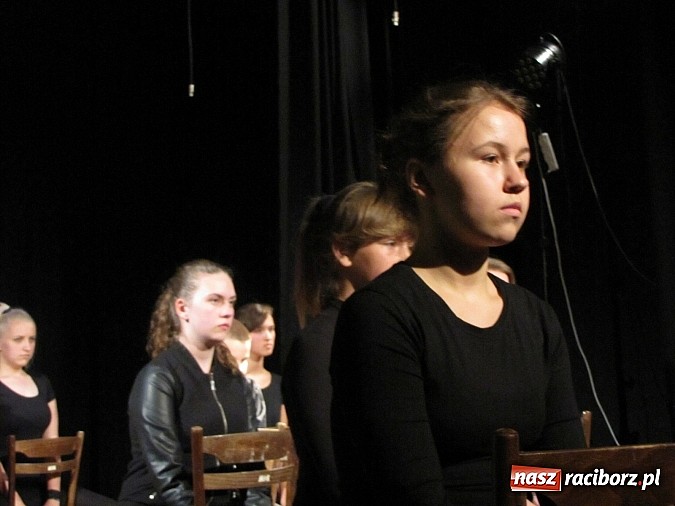 Zdjęcie w galerii na portalu naszraciborz.pl: Aktorzy z MDK po kolejnej premierze wiadomości z regionu