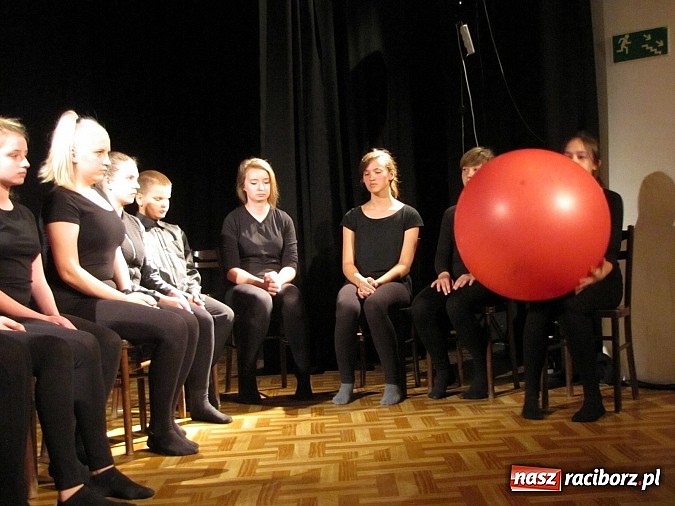 Zdjęcie w galerii na portalu naszraciborz.pl: Aktorzy z MDK po kolejnej premierze wiadomości z regionu