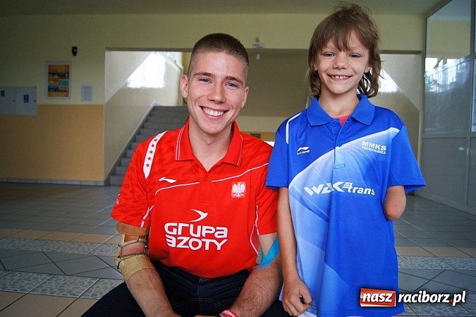 Zdjęcie w galerii na portalu naszraciborz.pl: Klub z Kędzierzyna-Koźla dziękuje szkole w Nędzy za wsparcie wiadomości z regionu