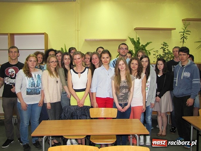 Zdjęcie w galerii na portalu naszraciborz.pl: Bohaterka serialu W11 gościem II LO wiadomości z regionu