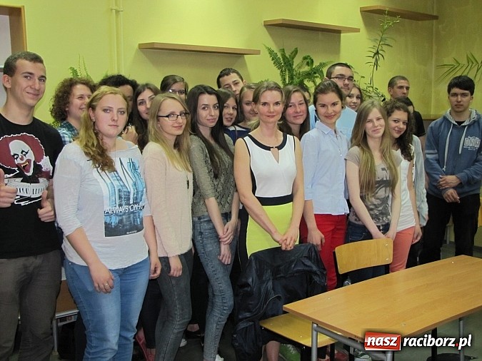 Zdjęcie w galerii na portalu naszraciborz.pl: Bohaterka serialu W11 gościem II LO wiadomości z regionu