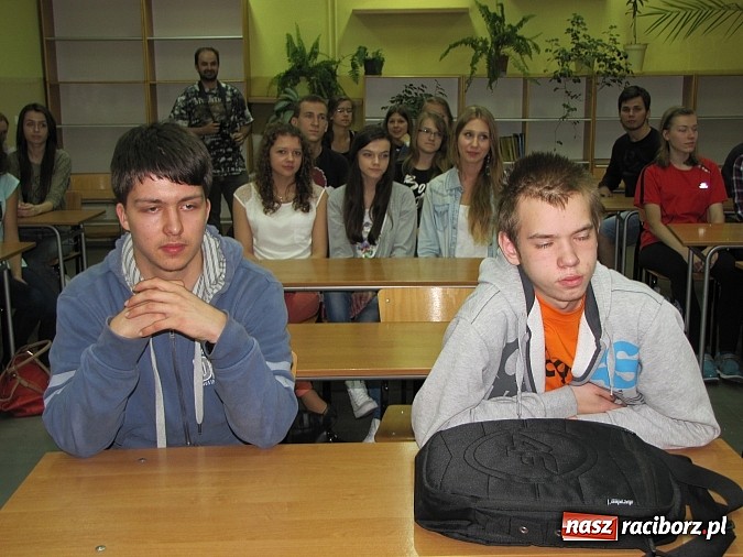 Zdjęcie w galerii na portalu naszraciborz.pl: Bohaterka serialu W11 gościem II LO wiadomości z regionu