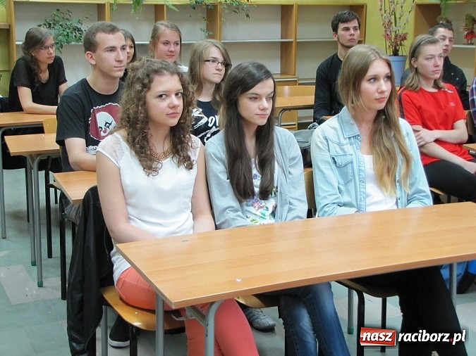 Zdjęcie w galerii na portalu naszraciborz.pl: Bohaterka serialu W11 gościem II LO wiadomości z regionu