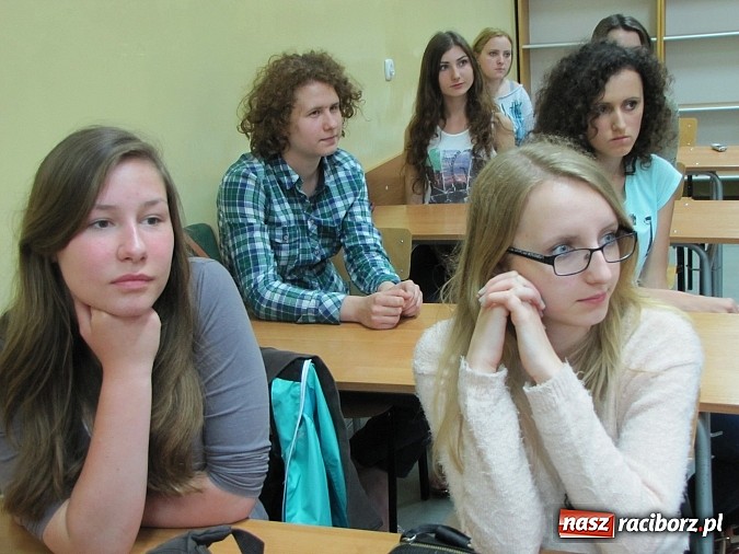 Zdjęcie w galerii na portalu naszraciborz.pl: Bohaterka serialu W11 gościem II LO wiadomości z regionu