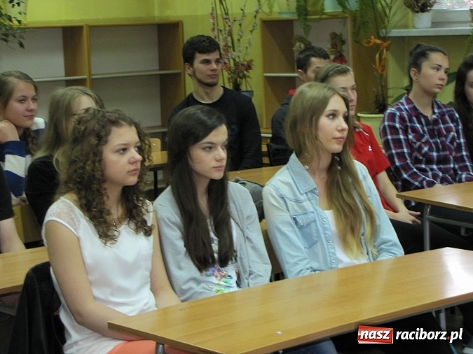 Zdjęcie w galerii na portalu naszraciborz.pl: Bohaterka serialu W11 gościem II LO wiadomości z regionu