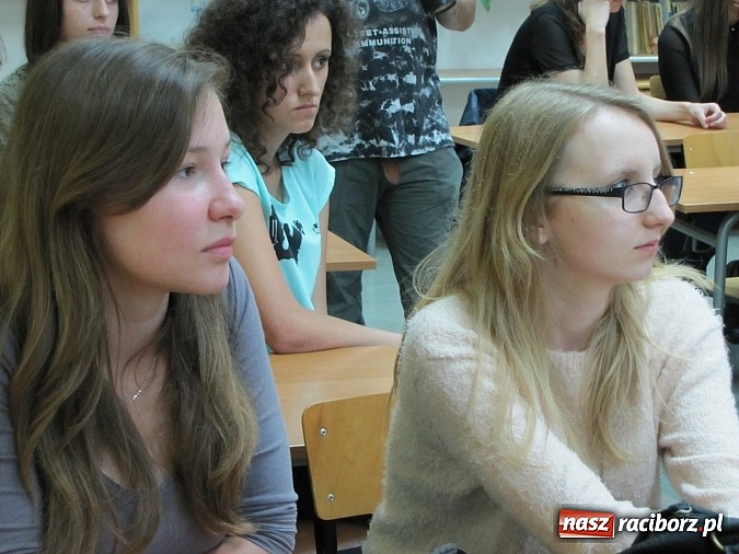 Zdjęcie w galerii na portalu naszraciborz.pl: Bohaterka serialu W11 gościem II LO wiadomości z regionu