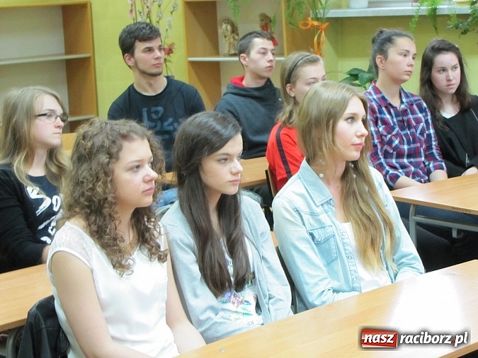 Zdjęcie w galerii na portalu naszraciborz.pl: Bohaterka serialu W11 gościem II LO wiadomości z regionu