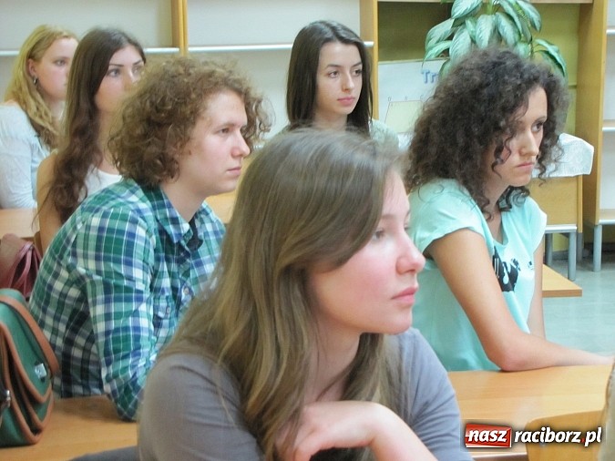 Zdjęcie w galerii na portalu naszraciborz.pl: Bohaterka serialu W11 gościem II LO wiadomości z regionu