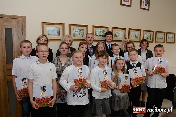 Zdjęcie w galerii na portalu naszraciborz.pl: Wójt Gminy Rudnik przyznał 28 wyróżnień młodym prymusom wiadomości z regionu