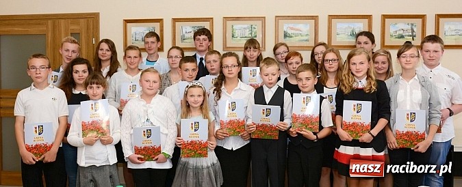 Zdjęcie w galerii na portalu naszraciborz.pl: Wójt Gminy Rudnik przyznał 28 wyróżnień młodym prymusom wiadomości z regionu