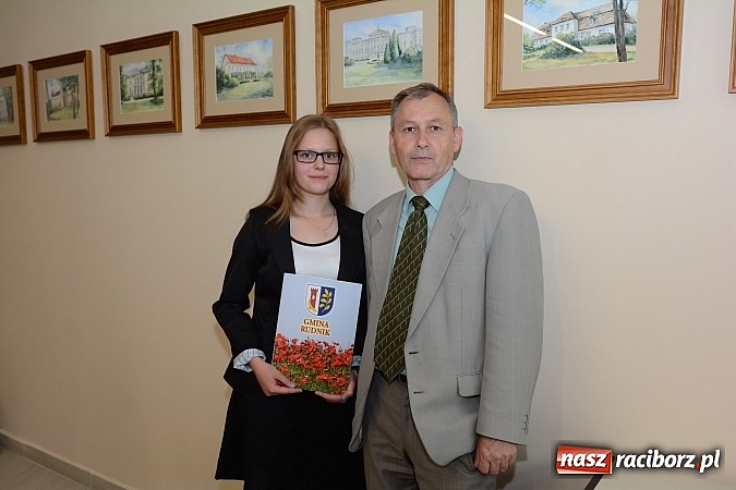 Zdjęcie w galerii na portalu naszraciborz.pl: Wójt Gminy Rudnik przyznał 28 wyróżnień młodym prymusom wiadomości z regionu