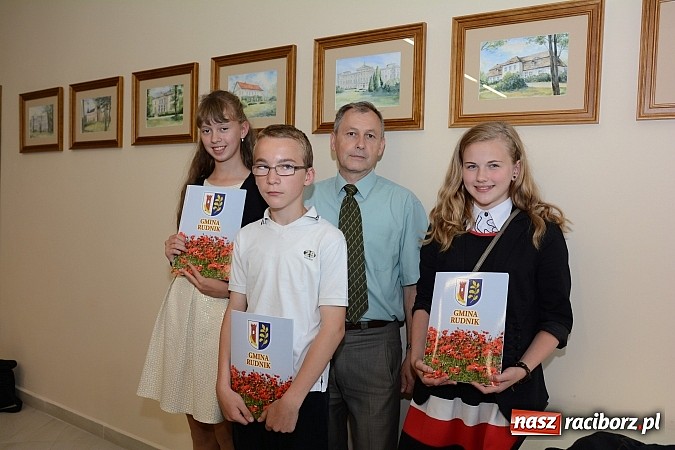 Zdjęcie w galerii na portalu naszraciborz.pl: Wójt Gminy Rudnik przyznał 28 wyróżnień młodym prymusom wiadomości z regionu