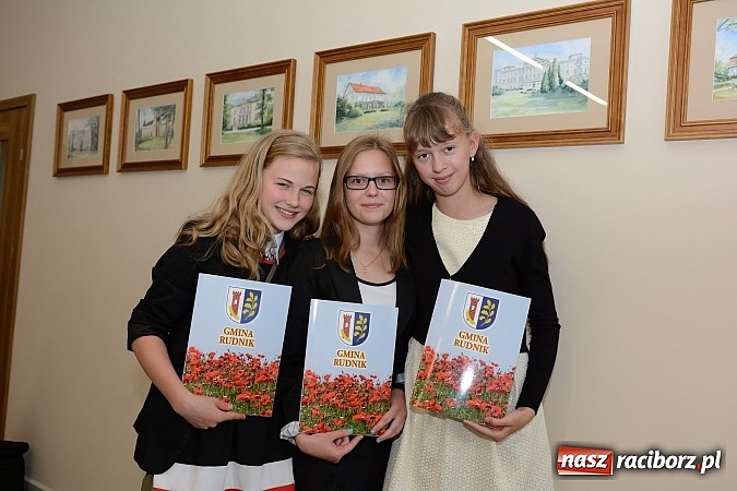 Zdjęcie w galerii na portalu naszraciborz.pl: Wójt Gminy Rudnik przyznał 28 wyróżnień młodym prymusom wiadomości z regionu