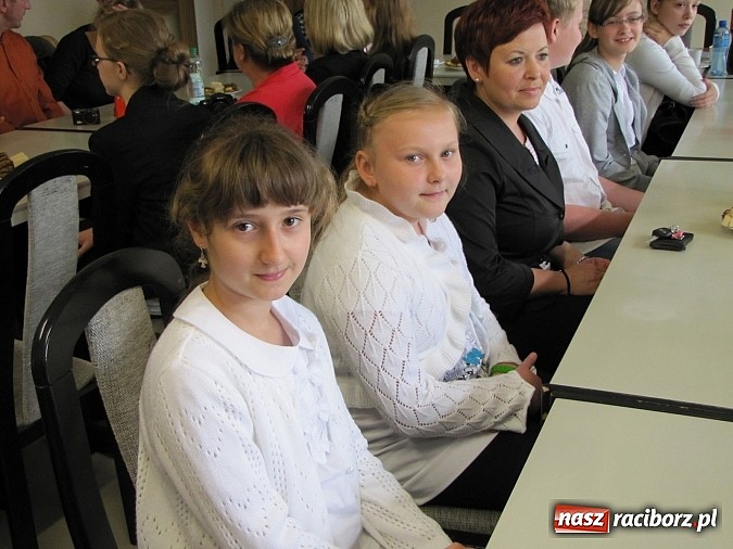 Zdjęcie w galerii na portalu naszraciborz.pl: Wójt Gminy Rudnik przyznał 28 wyróżnień młodym prymusom wiadomości z regionu