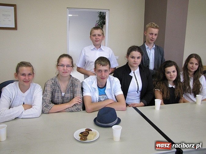 Zdjęcie w galerii na portalu naszraciborz.pl: Wójt Gminy Rudnik przyznał 28 wyróżnień młodym prymusom wiadomości z regionu