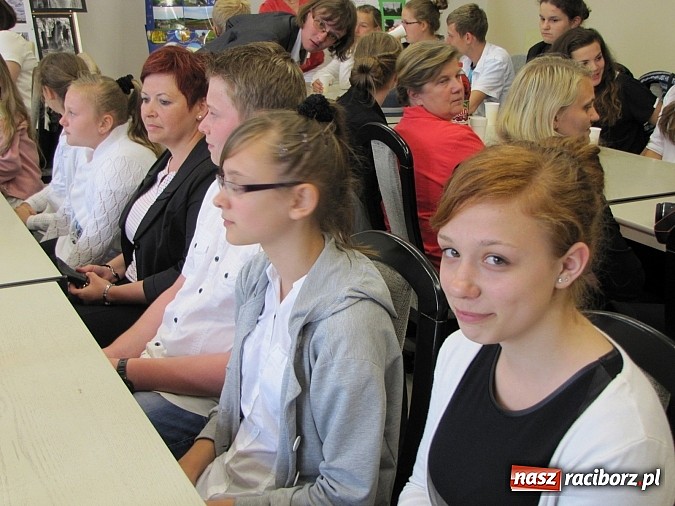 Zdjęcie w galerii na portalu naszraciborz.pl: Wójt Gminy Rudnik przyznał 28 wyróżnień młodym prymusom wiadomości z regionu