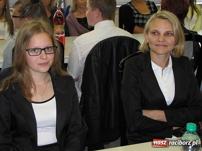 Zdjęcie w galerii na portalu naszraciborz.pl: Wójt Gminy Rudnik przyznał 28 wyróżnień młodym prymusom wiadomości z regionu