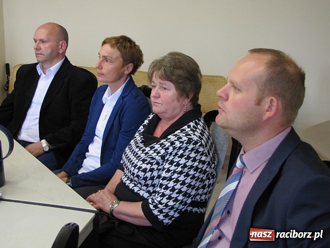 Zdjęcie w galerii na portalu naszraciborz.pl: Wójt Gminy Rudnik przyznał 28 wyróżnień młodym prymusom wiadomości z regionu