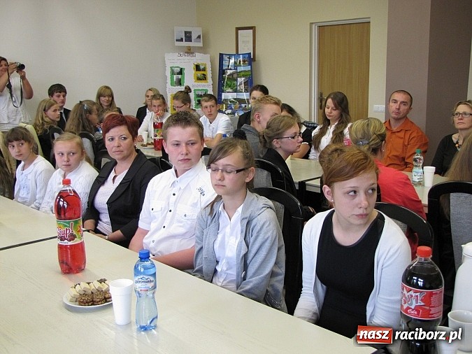 Zdjęcie w galerii na portalu naszraciborz.pl: Wójt Gminy Rudnik przyznał 28 wyróżnień młodym prymusom wiadomości z regionu