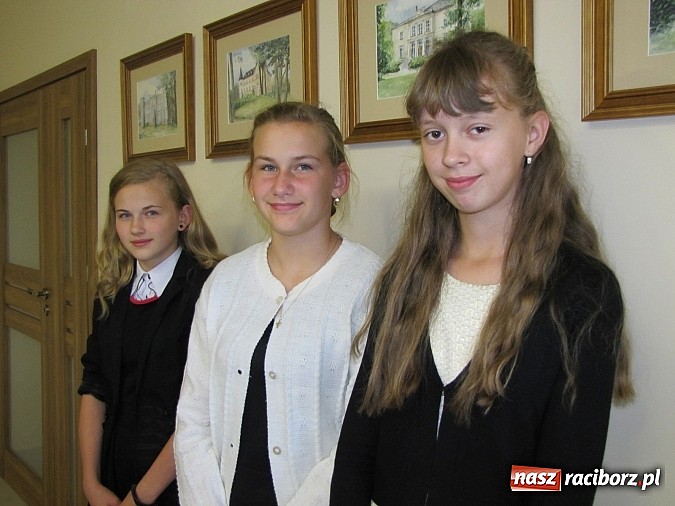 Zdjęcie w galerii na portalu naszraciborz.pl: Wójt Gminy Rudnik przyznał 28 wyróżnień młodym prymusom wiadomości z regionu