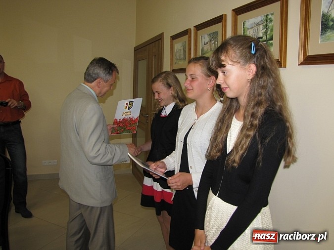 Zdjęcie w galerii na portalu naszraciborz.pl: Wójt Gminy Rudnik przyznał 28 wyróżnień młodym prymusom wiadomości z regionu