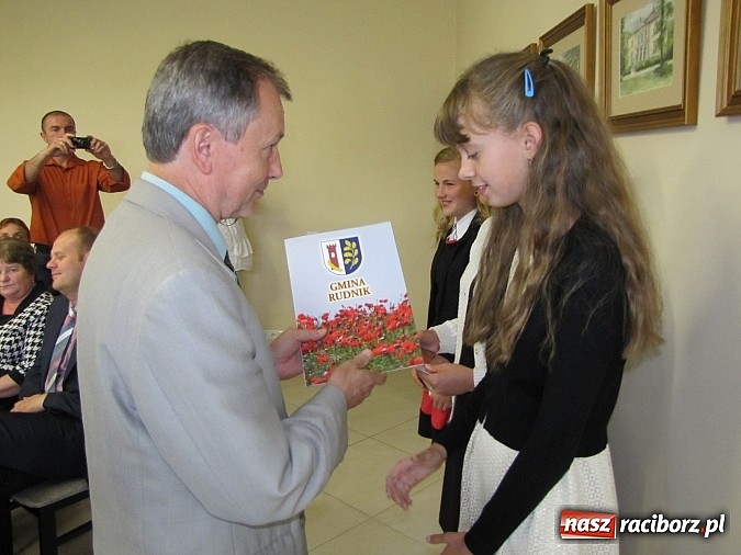 Zdjęcie w galerii na portalu naszraciborz.pl: Wójt Gminy Rudnik przyznał 28 wyróżnień młodym prymusom wiadomości z regionu