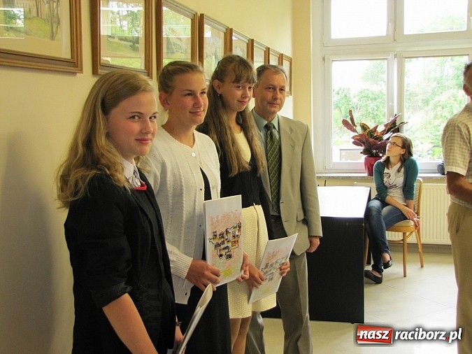 Zdjęcie w galerii na portalu naszraciborz.pl: Wójt Gminy Rudnik przyznał 28 wyróżnień młodym prymusom wiadomości z regionu