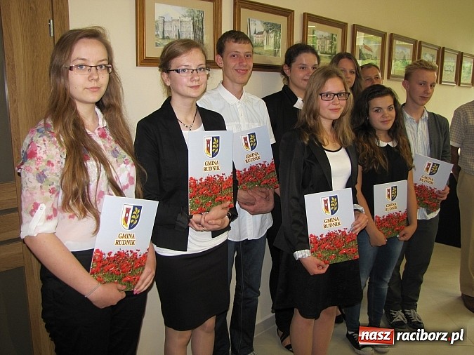 Zdjęcie w galerii na portalu naszraciborz.pl: Wójt Gminy Rudnik przyznał 28 wyróżnień młodym prymusom wiadomości z regionu