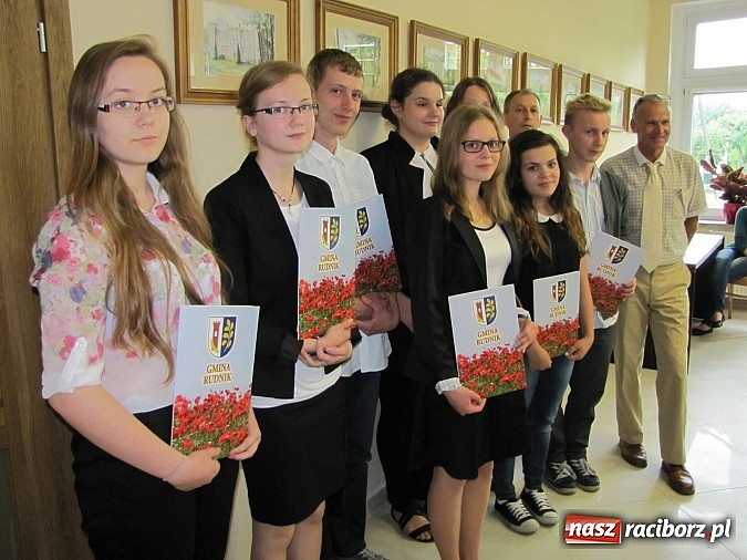 Zdjęcie w galerii na portalu naszraciborz.pl: Wójt Gminy Rudnik przyznał 28 wyróżnień młodym prymusom wiadomości z regionu