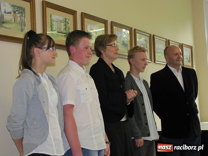 Zdjęcie w galerii na portalu naszraciborz.pl: Wójt Gminy Rudnik przyznał 28 wyróżnień młodym prymusom wiadomości z regionu