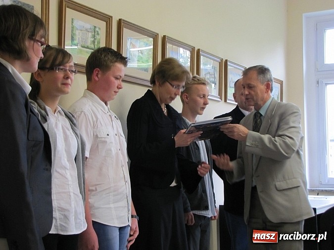 Zdjęcie w galerii na portalu naszraciborz.pl: Wójt Gminy Rudnik przyznał 28 wyróżnień młodym prymusom wiadomości z regionu